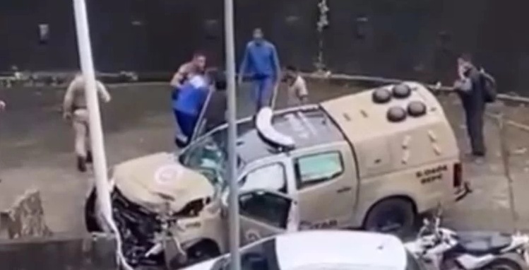 Viatura da PM colide com poste e deixa policiais feridos em perseguição na Av. Gal Costa