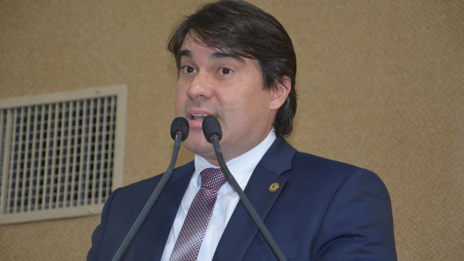 Niltinho critica Prefeitura de Salvador por custear pós-graduações