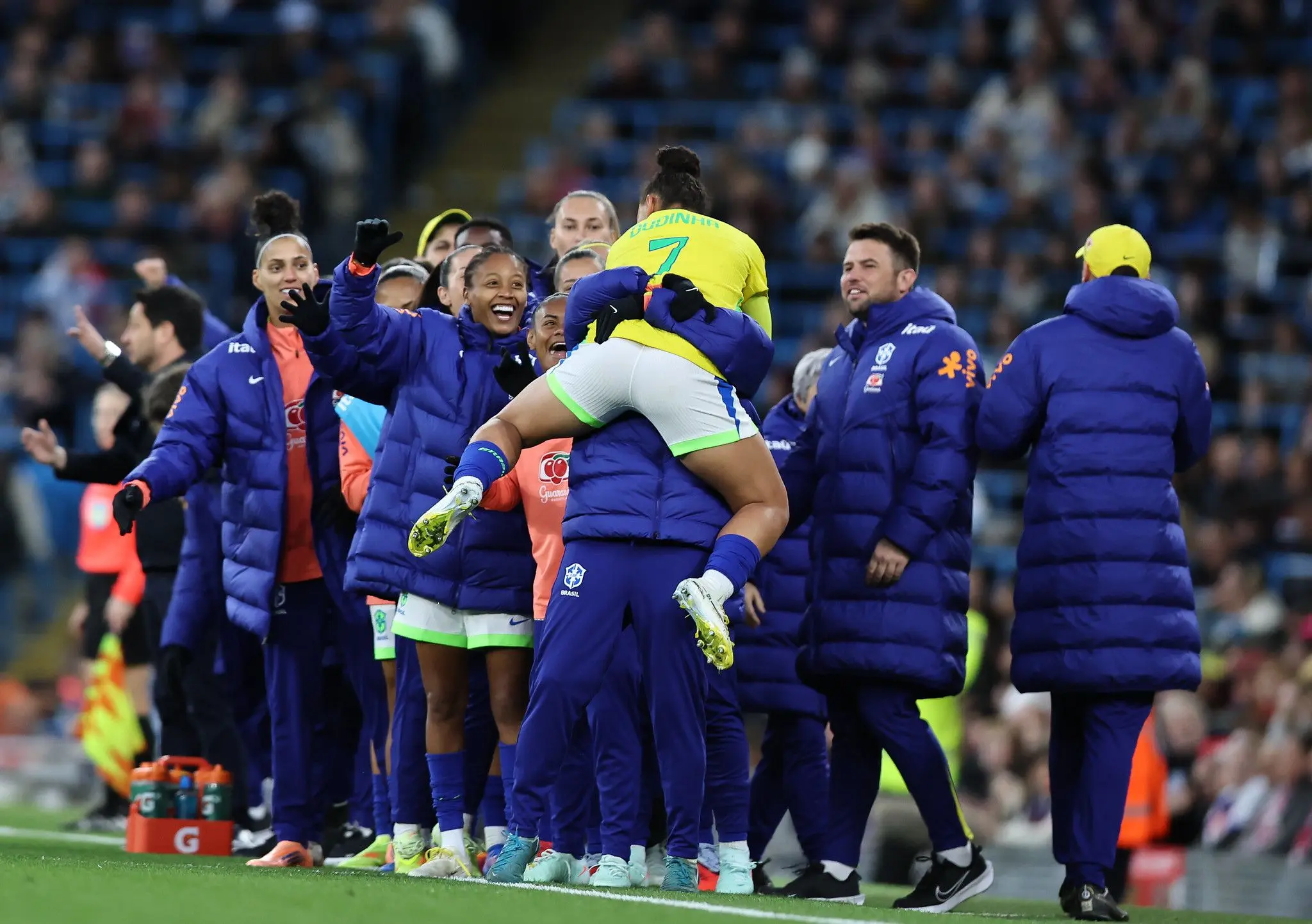 Com uma a menos, Seleção Brasileira Feminina vence a Inglaterra em Manchester