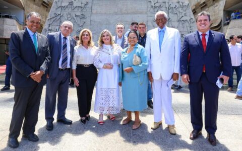 Imagem do post Ivana Bastos enaltece trajetórias de Edvaldo e Antonio Brito em sessão histórica que condecorou pai e filho