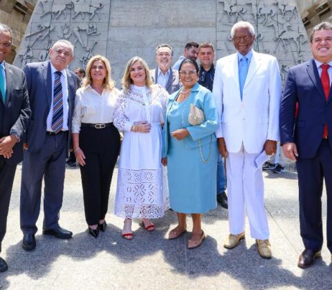 Imagem do post Ivana Bastos enaltece trajetórias de Edvaldo e Antonio Brito em sessão histórica que condecorou pai e filho