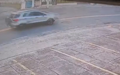 Imagem do post Mulher é atropelada por carro na contramão; Motorista fugiu