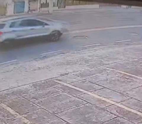 Imagem do post Mulher é atropelada por carro na contramão; Motorista fugiu