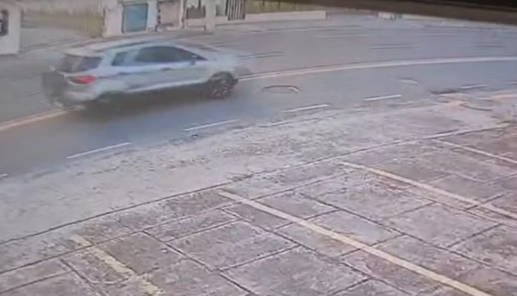 Mulher é atropelada por carro na contramão; Motorista fugiu