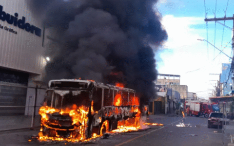 Imagem do post Ônibus pega fogo e interrompe energia e trânsito