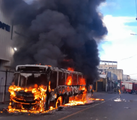 Imagem do post Ônibus pega fogo e interrompe energia e trânsito