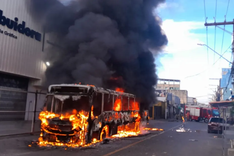 Ônibus pega fogo e interrompe energia e trânsito