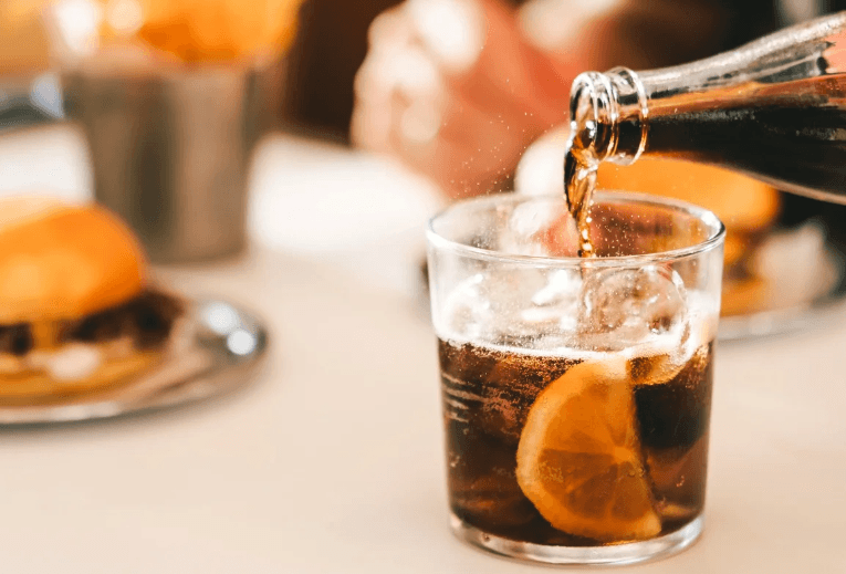 Bebidas diet aumentam risco de doença hepática, revela estudo