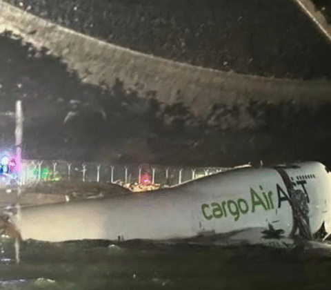 Imagem do post Tragédia em Hong Kong: Avião cai no mar após pouso falho e deixa mortos