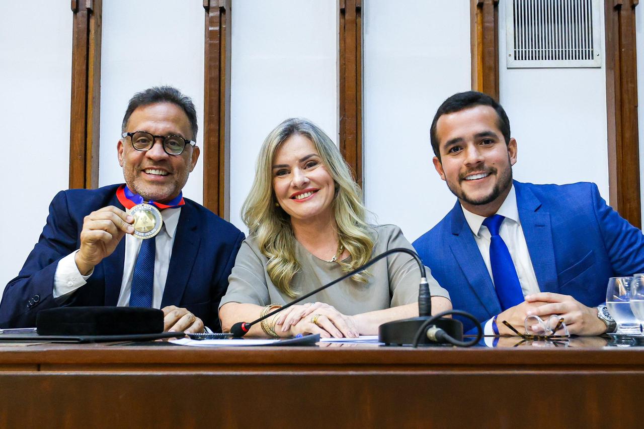 Comenda 2 de Julho: Ivana Bastos elogia atuação do comunicador Zé Eduardo