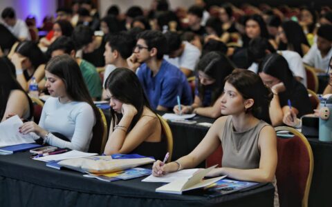 Imagem do post Revisão gratuita de conteúdos para vestibular de Medicina lota auditório em Salvador