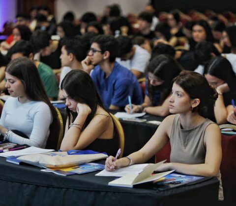 Imagem do post Revisão gratuita de conteúdos para vestibular de Medicina lota auditório em Salvador