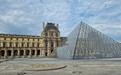 Imagem do post Após roubo histórico, Museu do Louvre reabre ao público