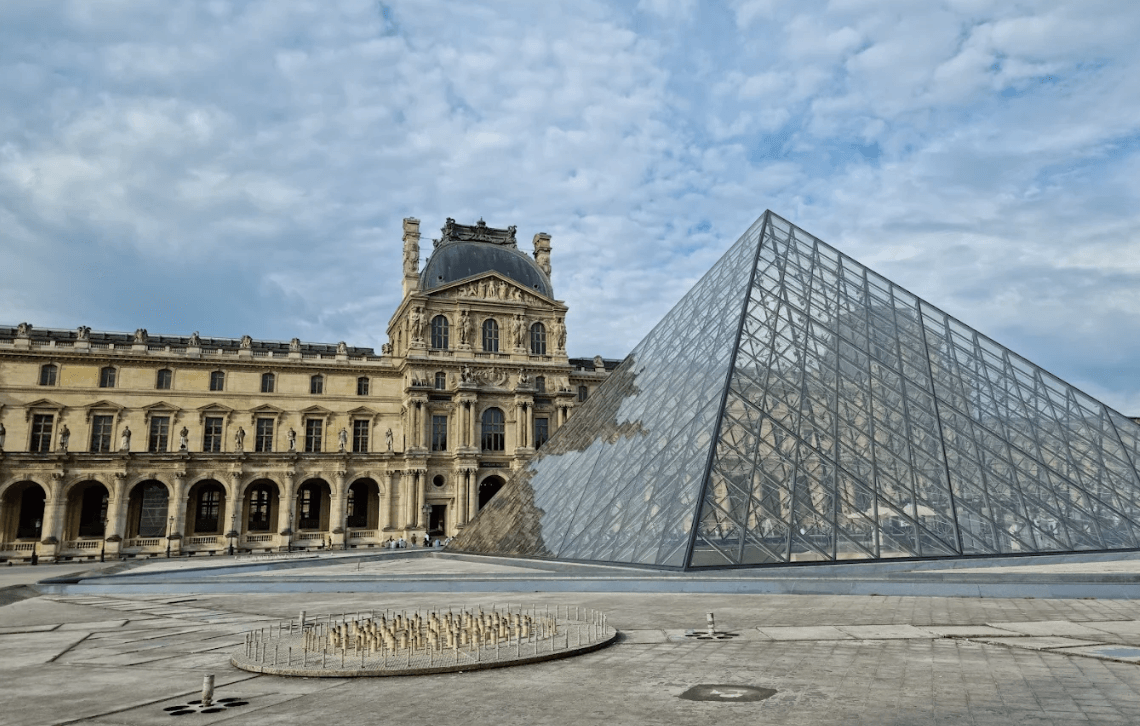 Roubo no Louvre: Joias de Napoleão são levadas em assalto cinematográfico
