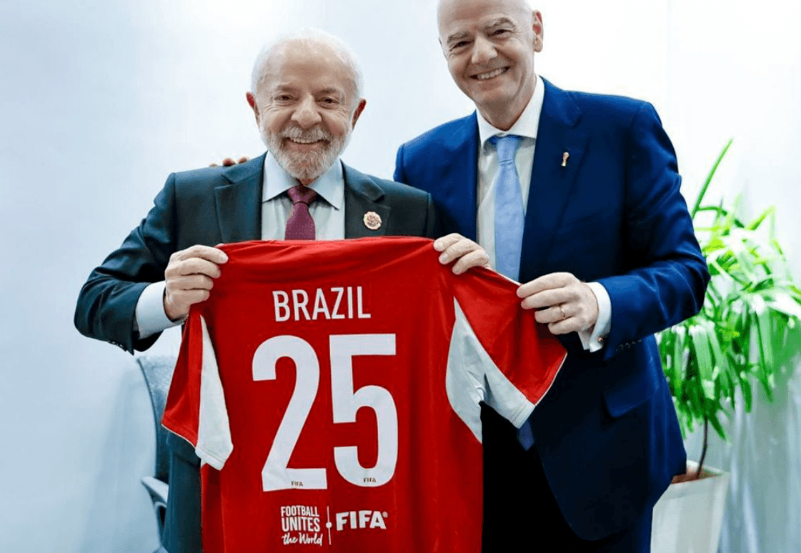 Lula convida presidente da FIFA para evento histórico no Brasil
