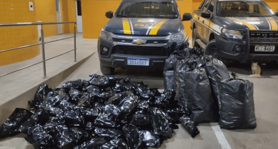 PRF apreende 109 kg de maconha na BR-324 e prende dois