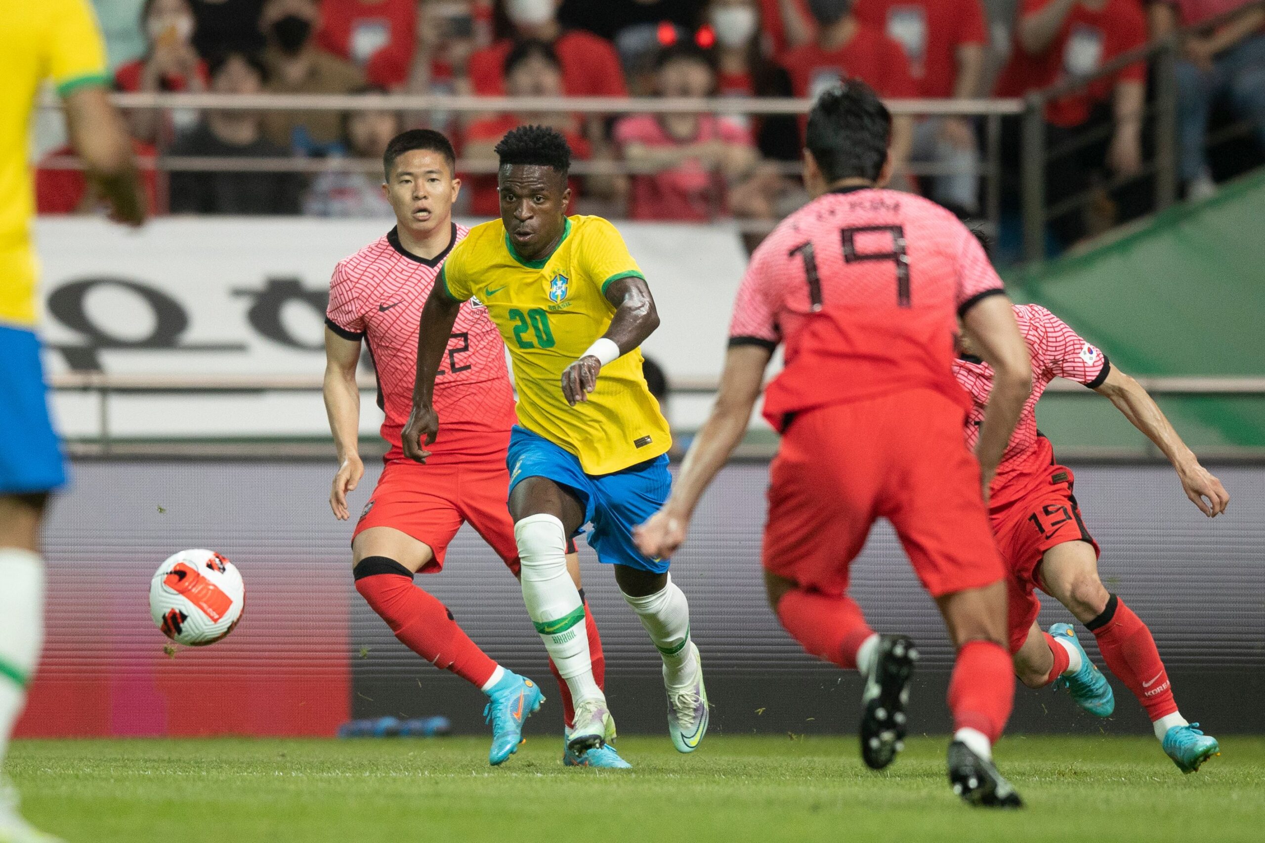 Brasil atropela Coreia do Sul com show de jovens estrelas