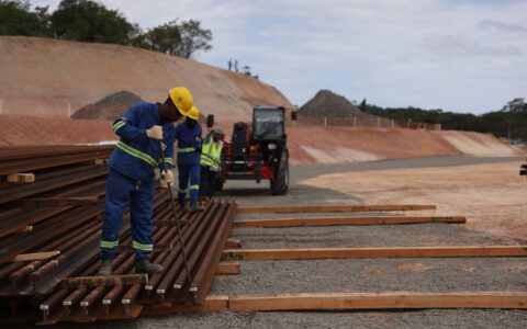 Imagem do post Chegada dos trilhos do VLT em Salvador marca avanço das obras entre Paripe e Águas Claras