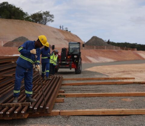 Imagem do post Chegada dos trilhos do VLT em Salvador marca avanço das obras entre Paripe e Águas Claras