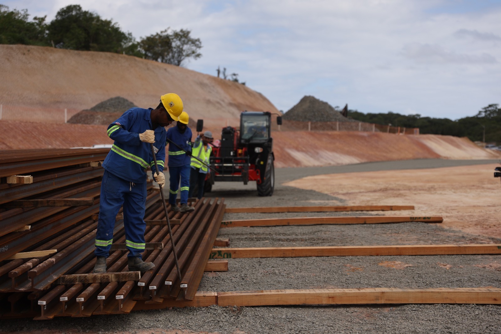 Chegada dos trilhos do VLT em Salvador marca avanço das obras entre Paripe e Águas Claras