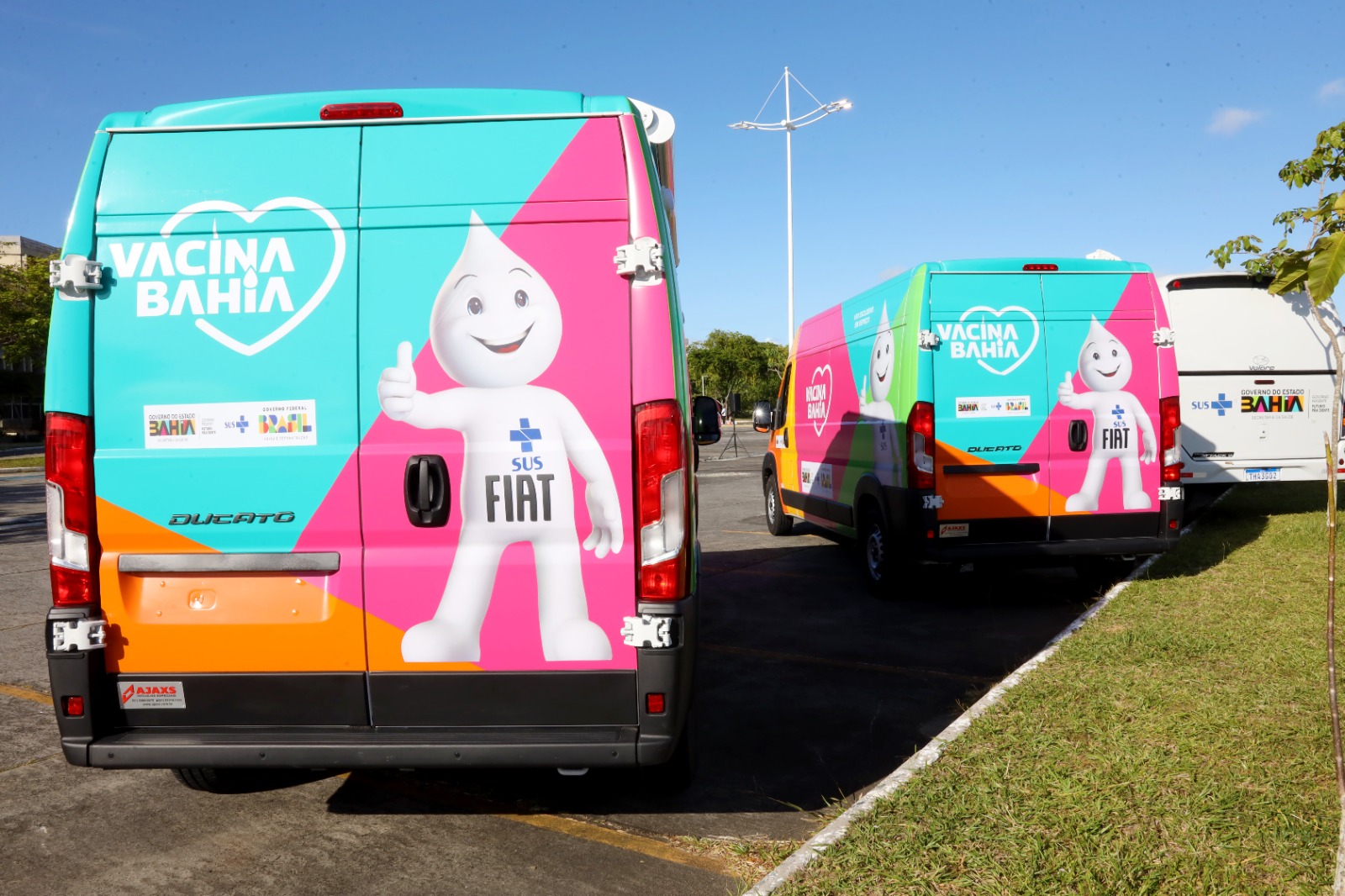 Governo entrega micro-ônibus e Vacina Móvel para ampliar saúde no interior da Bahia
