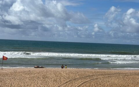 Imagem do post Mãe desaba em aniversário e espera milagre após afogamento do filho em praia de Salvador