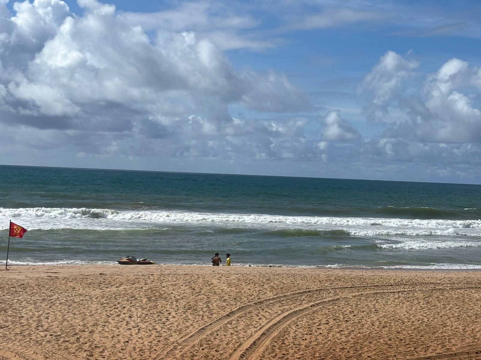 Mãe desaba em aniversário e espera milagre após afogamento do filho em praia de Salvador