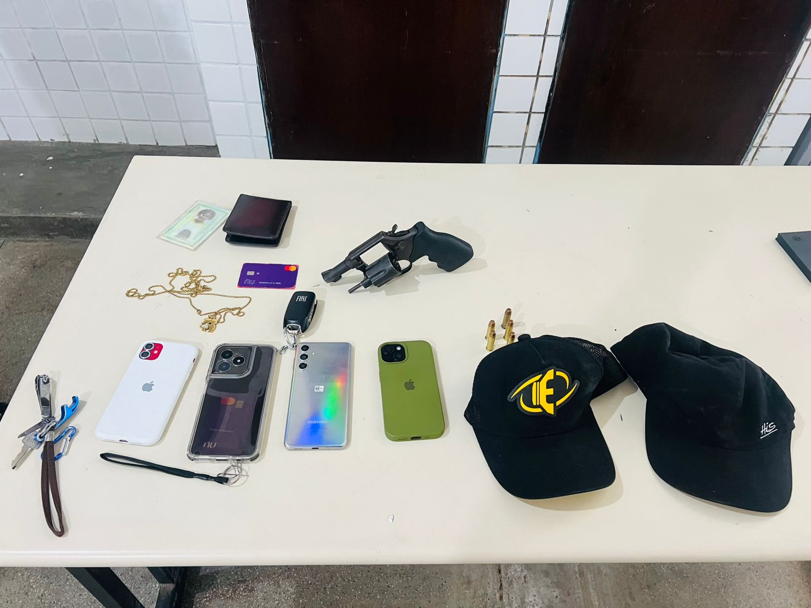 Suspeitos de roubo de carro são presos pela PM em Candeias
