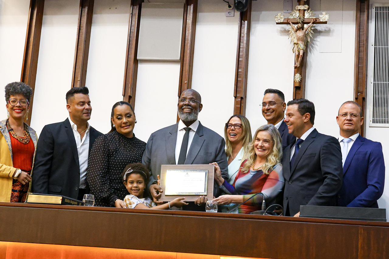 Ivana Bastos celebra entrega de título de Cidadão Baiano a Péricles
