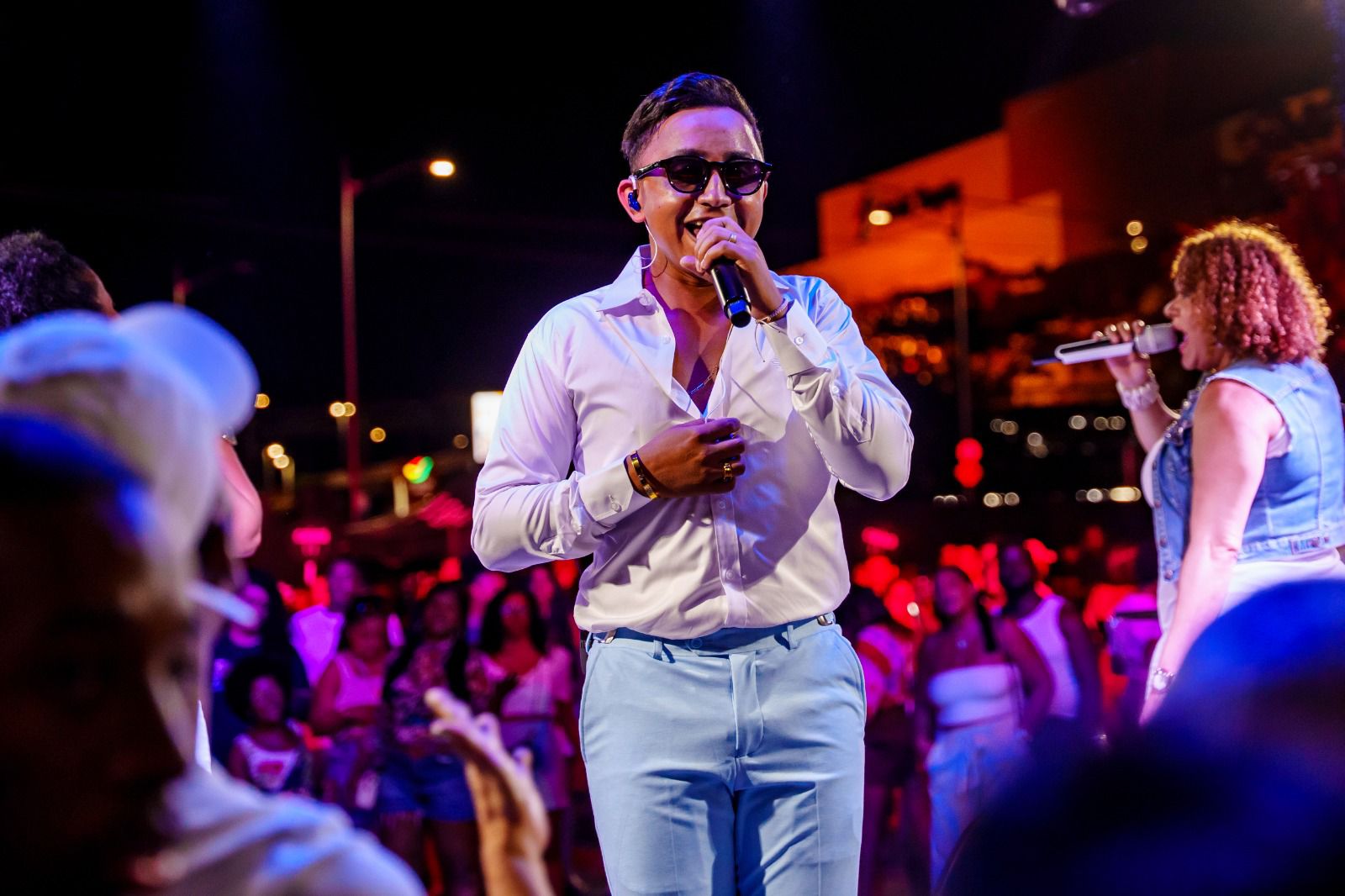 Cantor SANTIAGO lança EP e clipe com participação de influenciadores