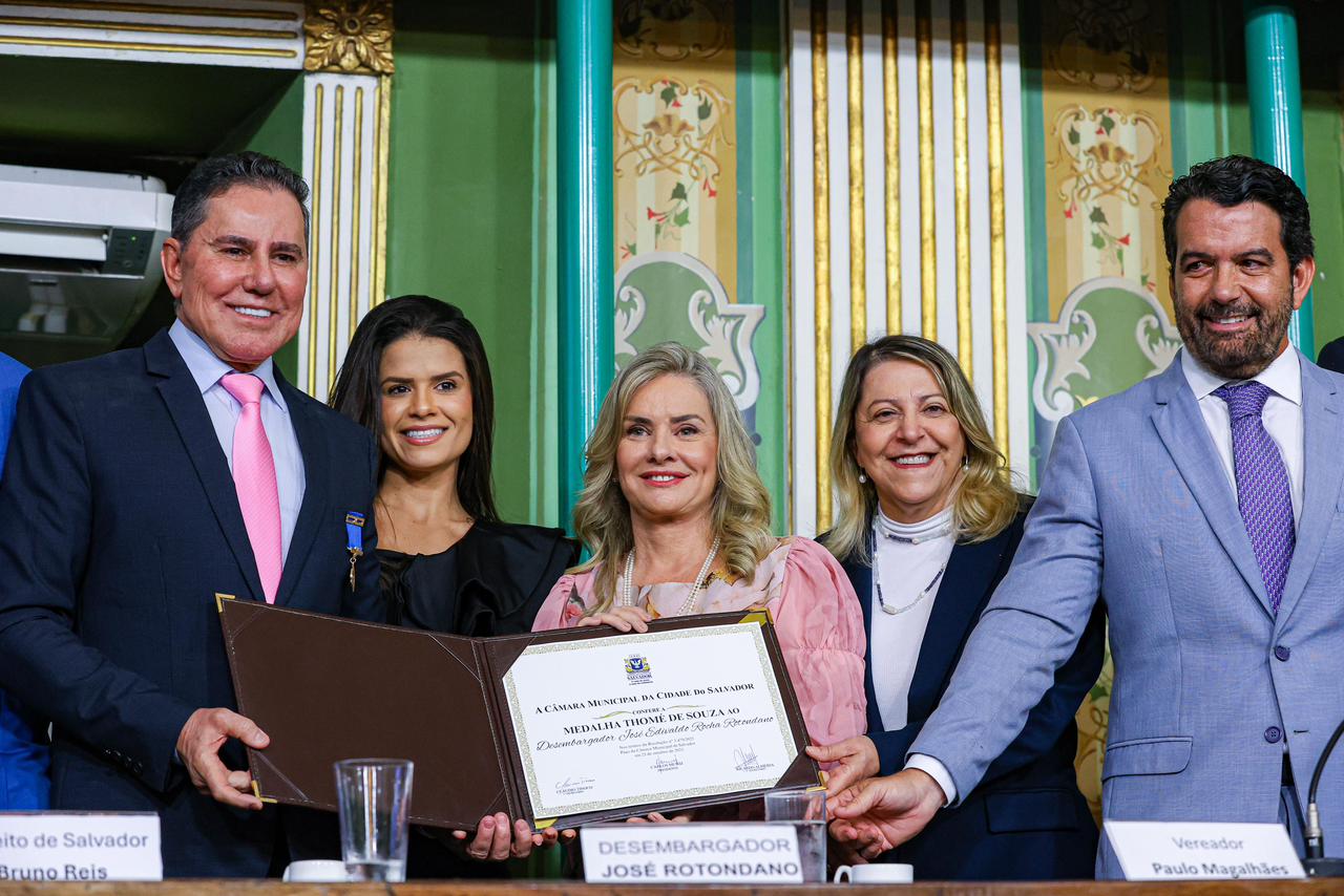 Ivana Bastos prestigia homenagem ao desembargador José Rotondano com a Medalha Thomé de Souza