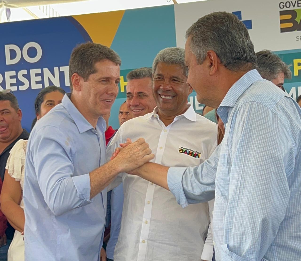 Zé Cocá e Rui Costa selam a paz em Jequié