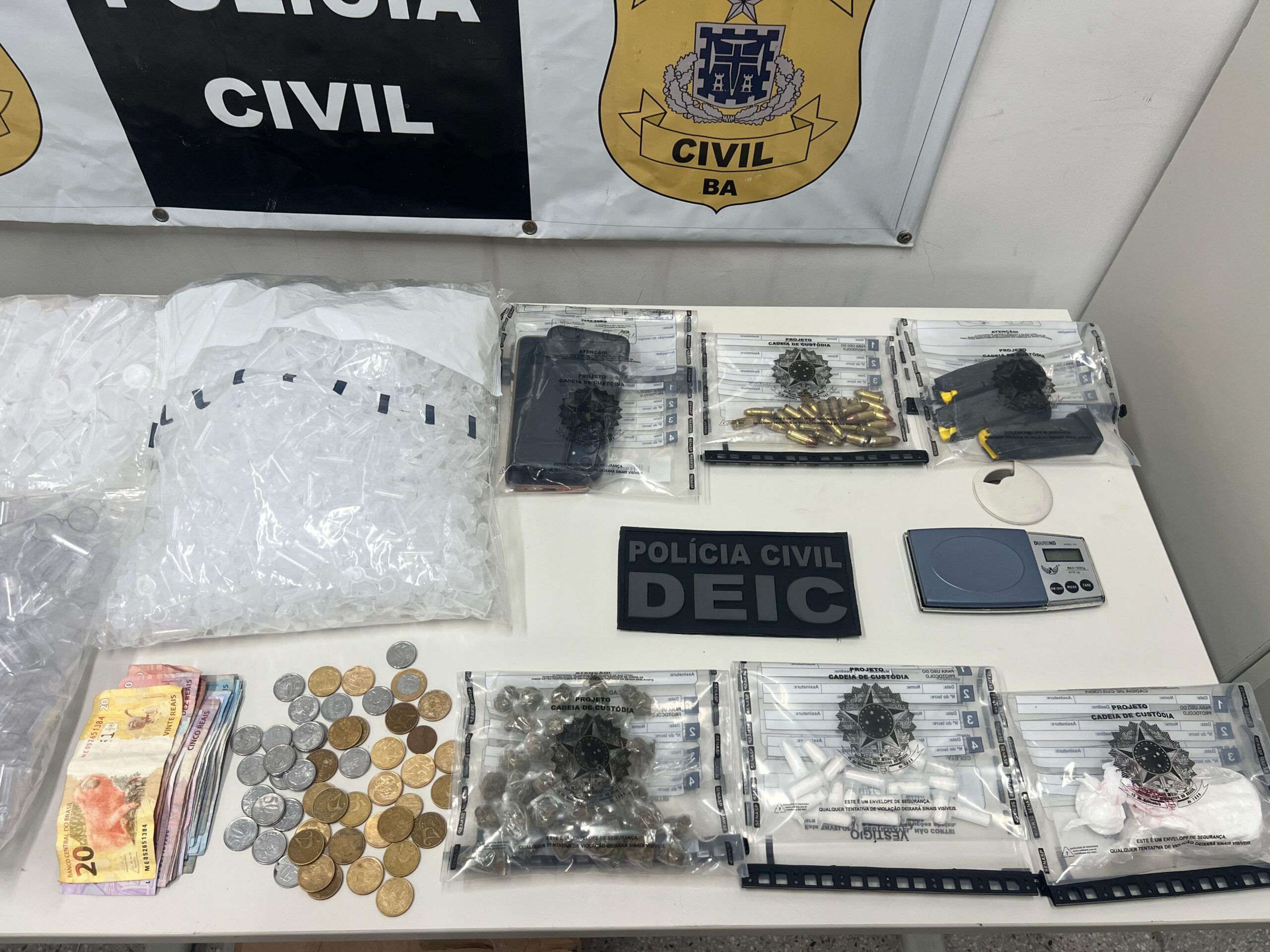 Homem é preso em flagrante por tráfico de drogas e porte ilegal de acessório e munição de uso restrito no Garcia