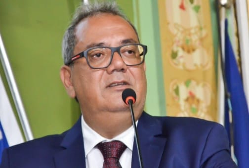 Carlos Muniz presta homenagem aos servidores públicos