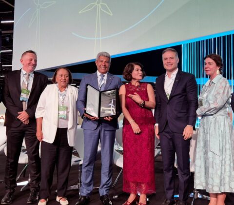 Imagem do post Bahia dispara na energia eólica e governador vira “Embaixador dos Ventos” em evento nacional