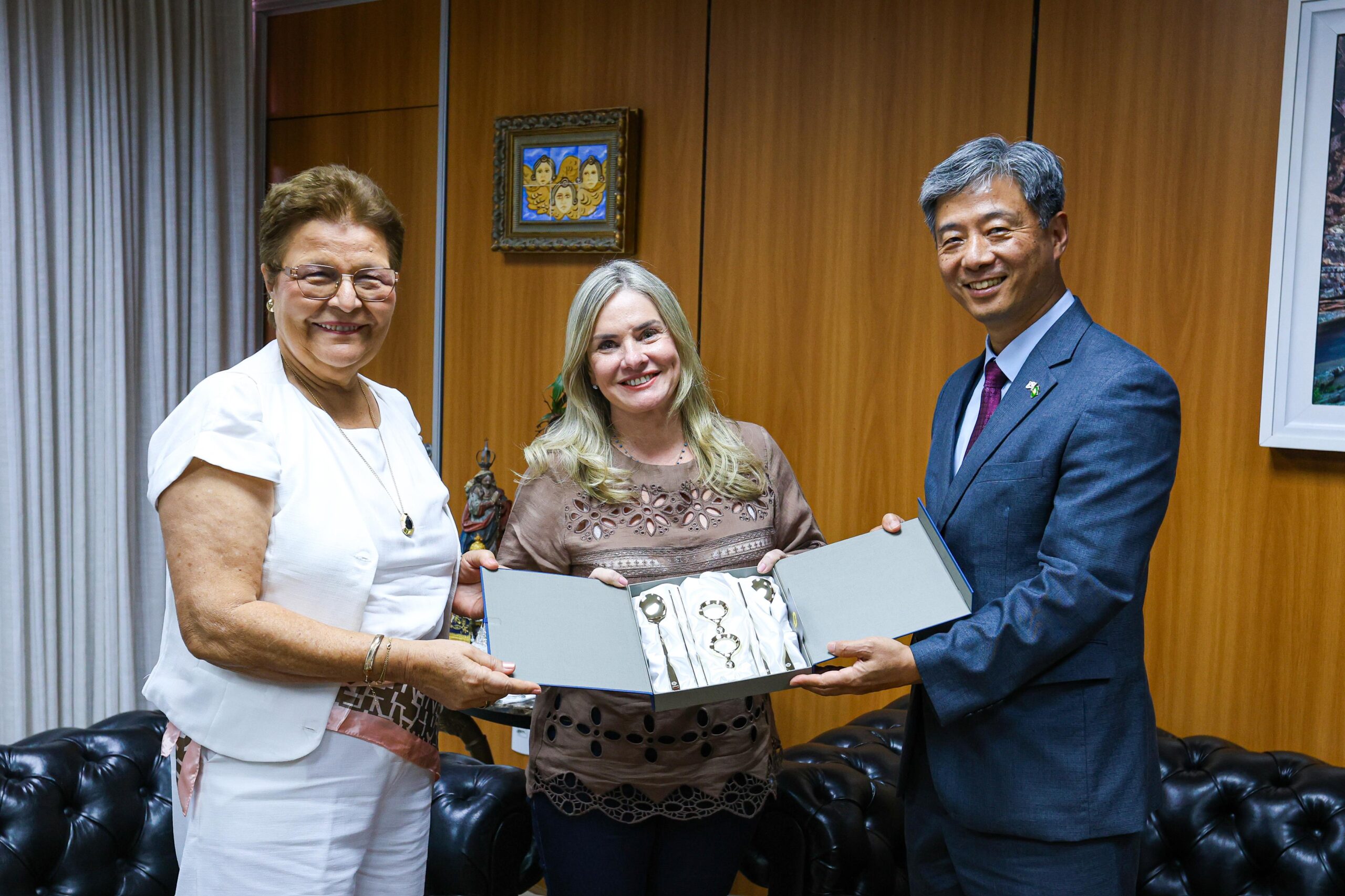 Ivana Bastos recebe embaixador da Coreia do Sul em reunião sobre potencial para investimentos no estado