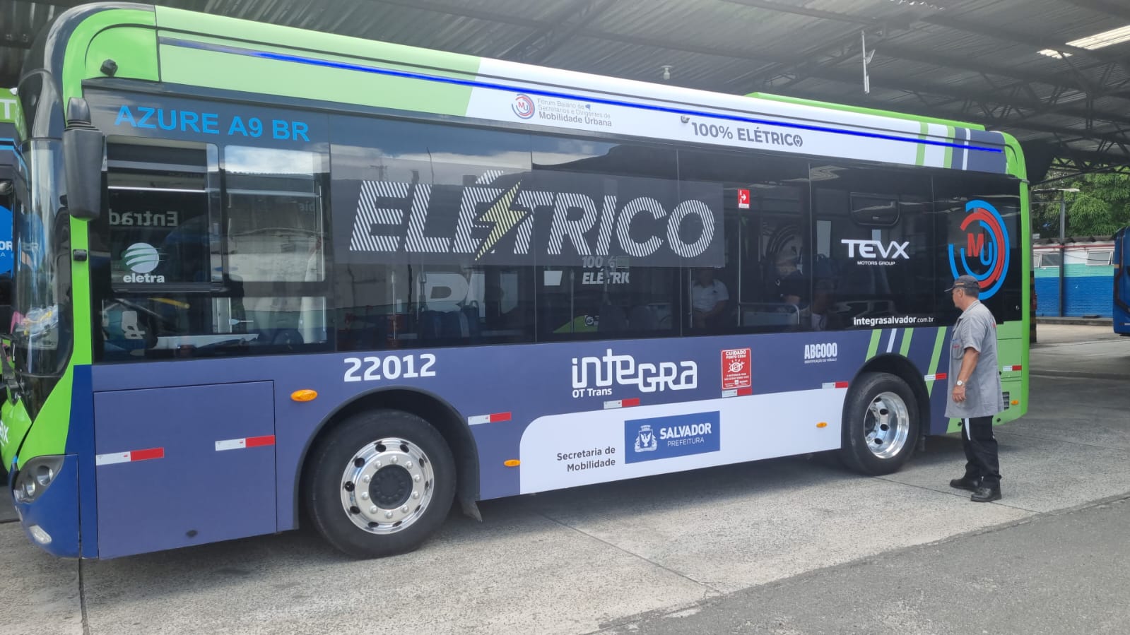 Semob testa ônibus elétrico em linha experimental no Centro Histórico