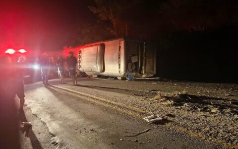 Imagem do post Tragédia na BR-423: ônibus com passageiros da Bahia tomba e deixa 15 mortos em Pernambuco