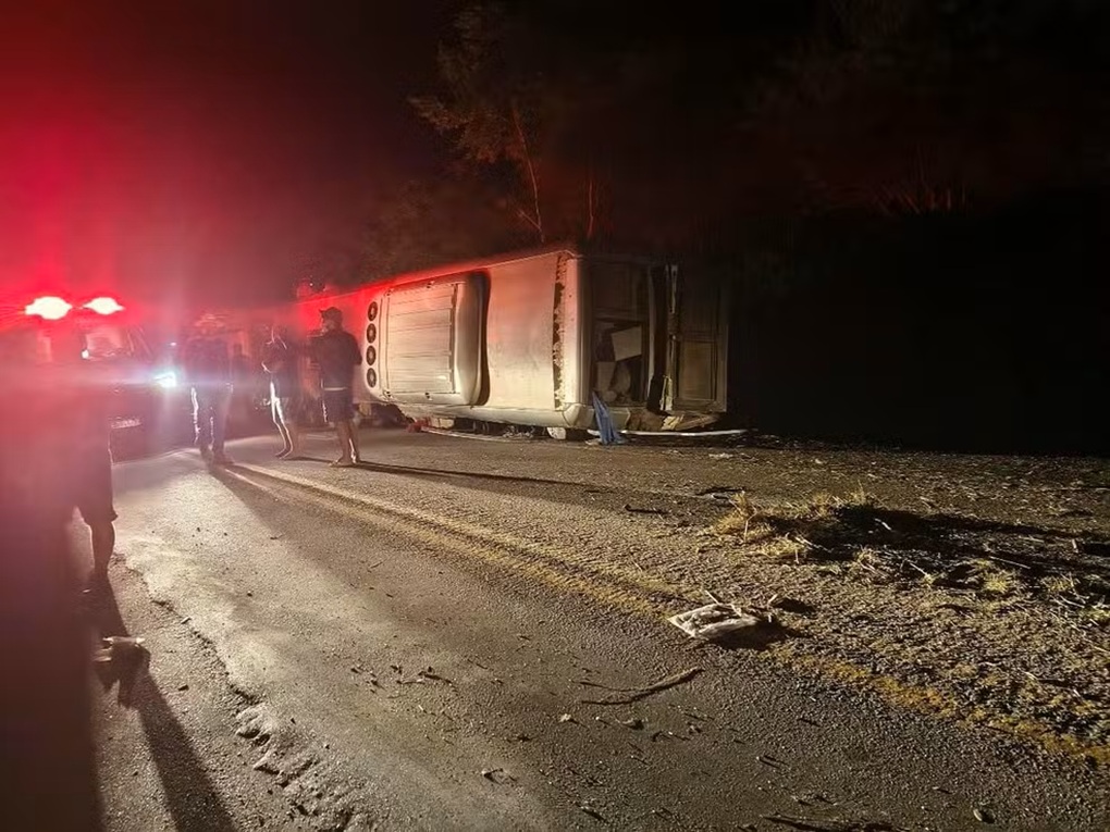Tragédia na BR-423: ônibus com passageiros da Bahia tomba e deixa 15 mortos em Pernambuco