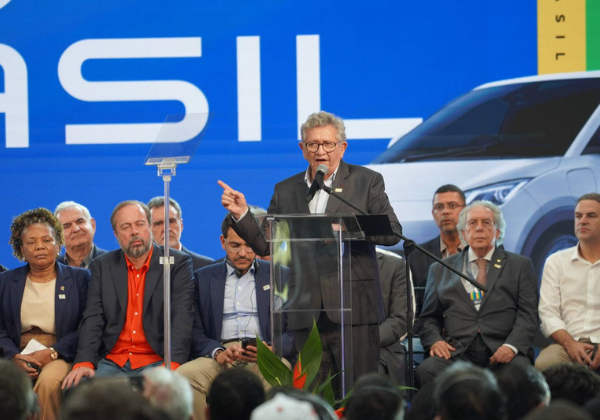 Bolsonaro “não moveu uma palha”, dispara Caetano sobre saída da Ford