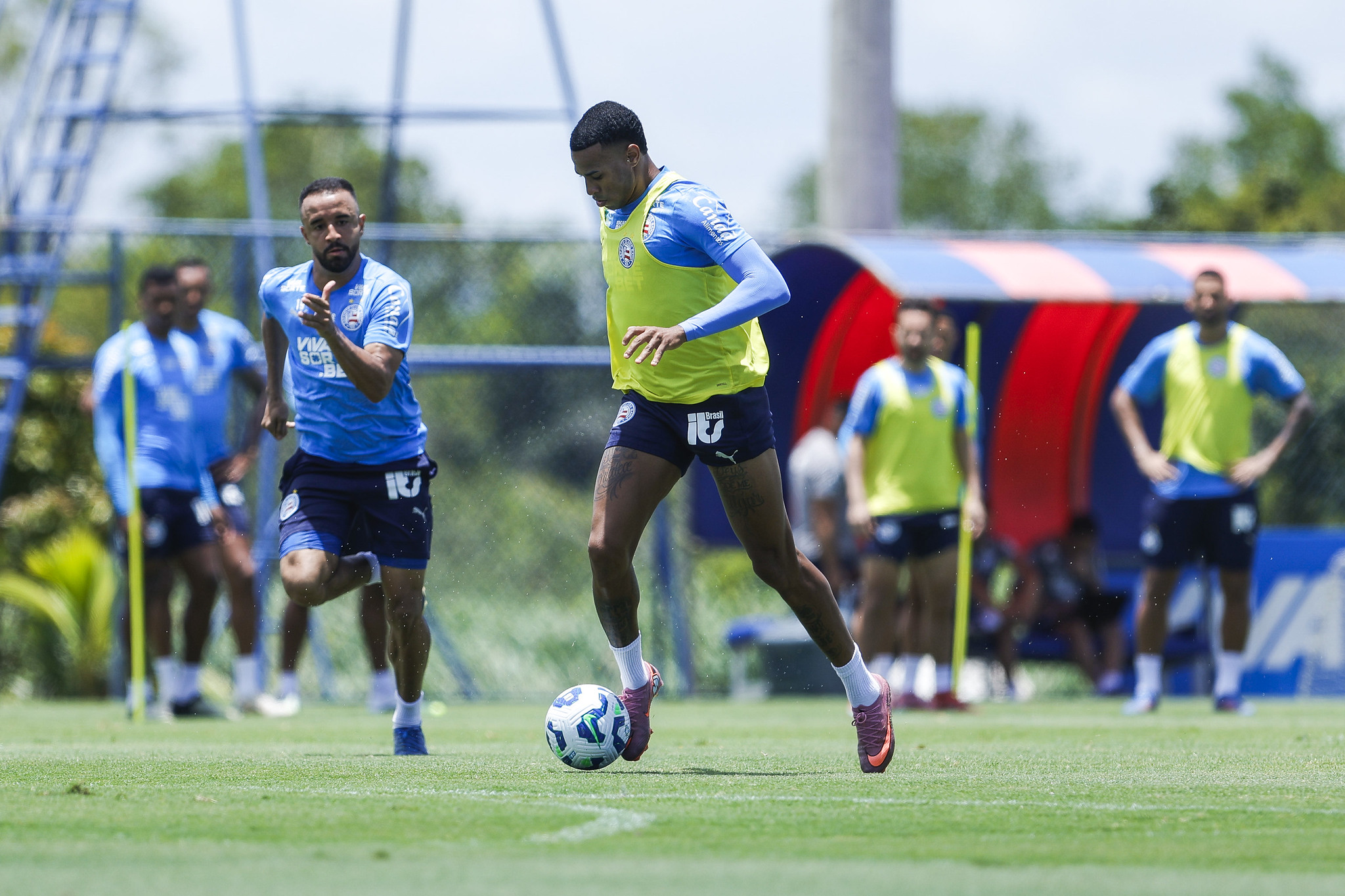 Dupla de zagueiros treina parcialmente e Bahia segue com foco no Fortaleza