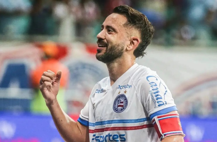 Éverton Ribeiro recebe título soteropolitano em sessão solene