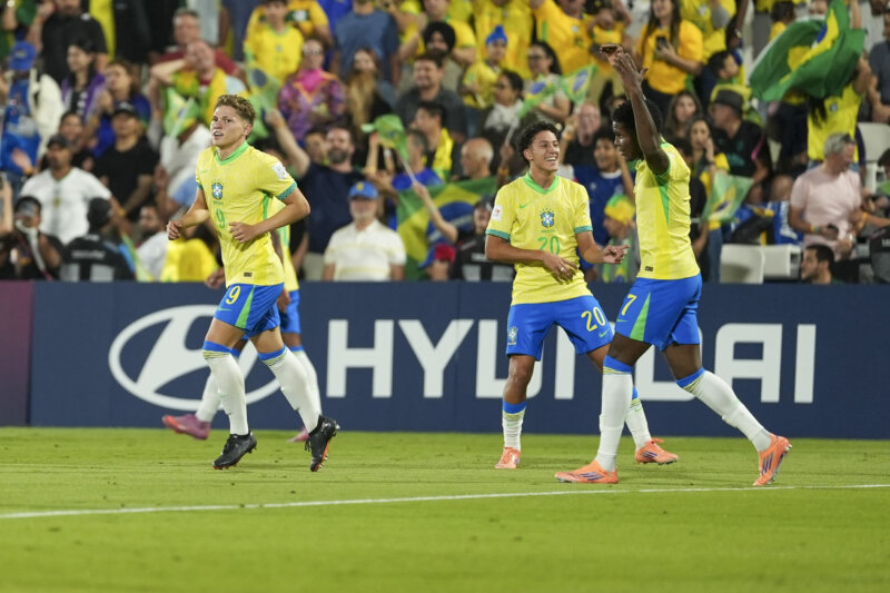 Dell marca dois gols, Ruan Pablo dá uma assistência e o Brasil está na semifinal do Mundial Sub-17
