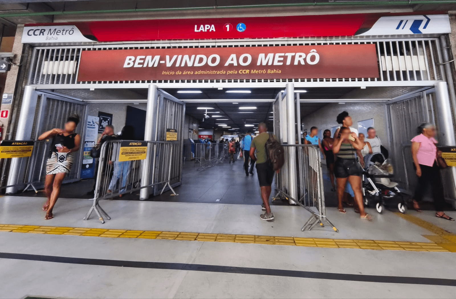 Metrô Bahia realiza ação com distribuição de preservativos no Dia Mundial de Combate à AIDS 