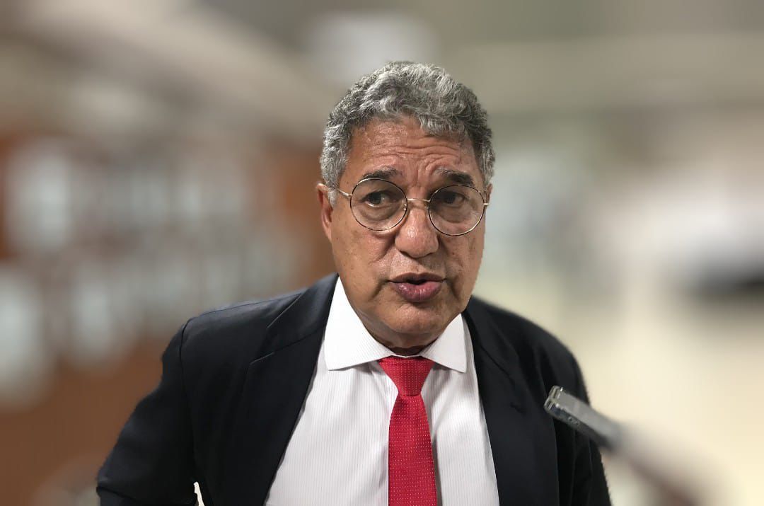 Oposição só joga pedra em árvore que dá fruto, diz líder do governo