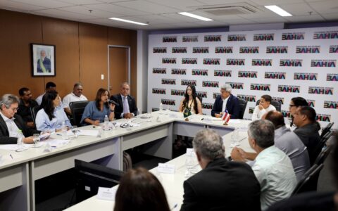 Imagem do post Em reunião com a prefeita, Jerônimo discute ações para Conceição do Almeida e entrega equipamentos para a saúde local