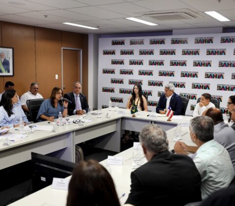 Imagem do post Em reunião com a prefeita, Jerônimo discute ações para Conceição do Almeida e entrega equipamentos para a saúde local