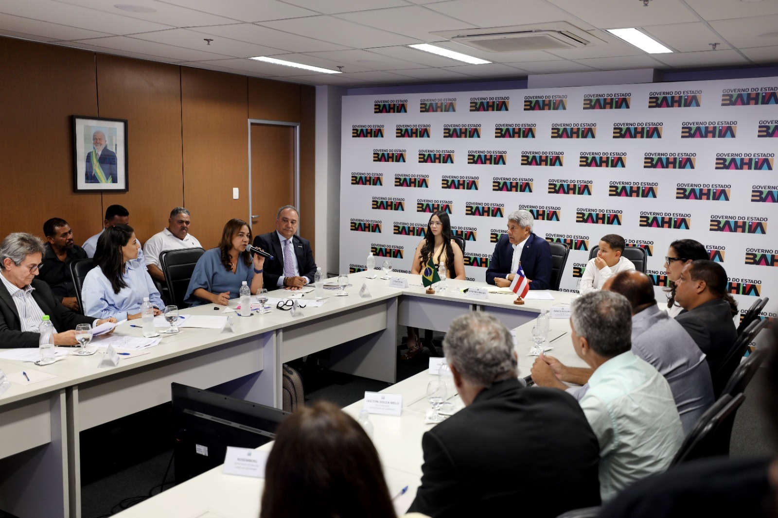 Em reunião com a prefeita, Jerônimo discute ações para Conceição do Almeida e entrega equipamentos para a saúde local