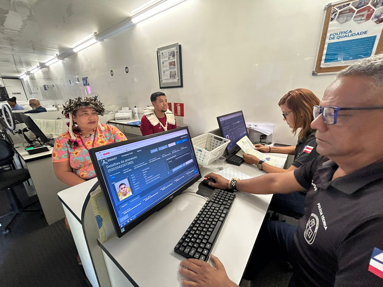 Povos originários recebem nova Carteira de Identidade Nacional durante o Acampamento Terra Livre