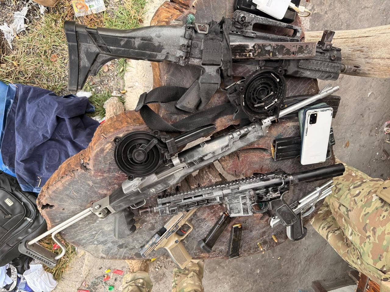 Fuzis, pistolas, submetralhadora e granada são apreendidos com traficantes do CV